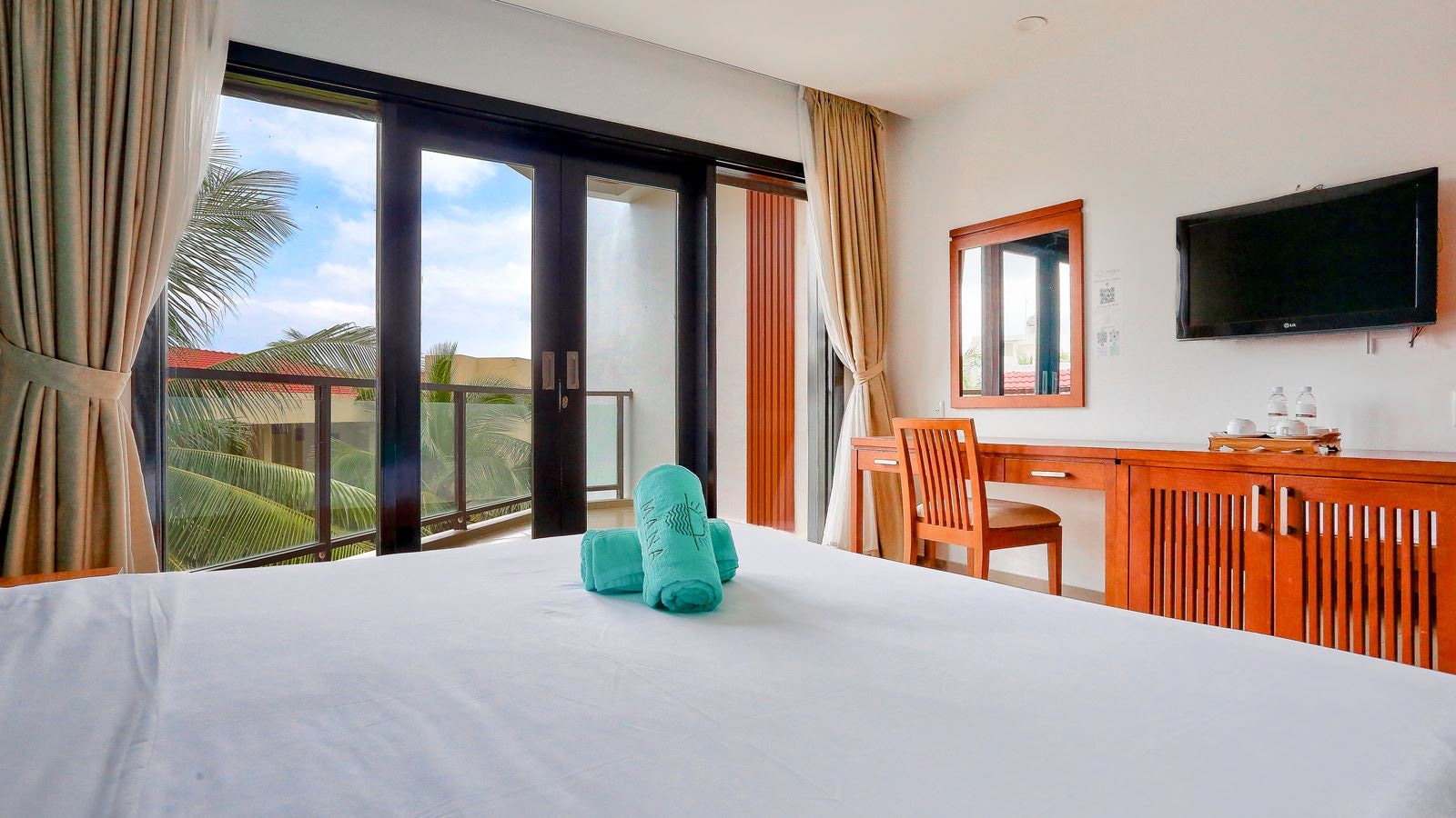 rooms-deluxe-balcony-garden-view