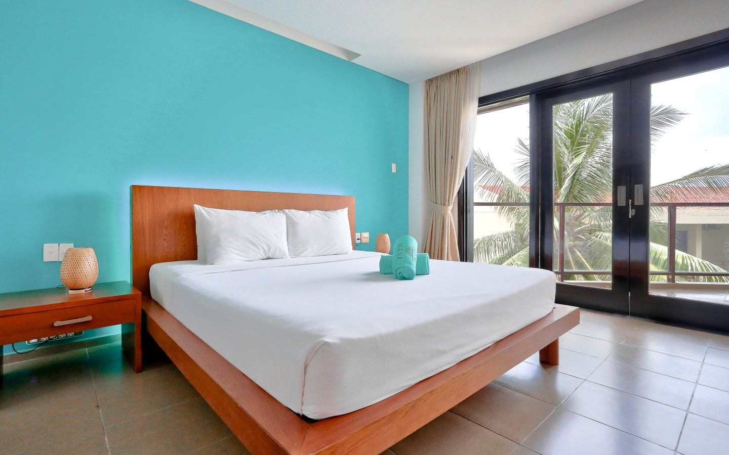 rooms-deluxe-balcony-garden-view