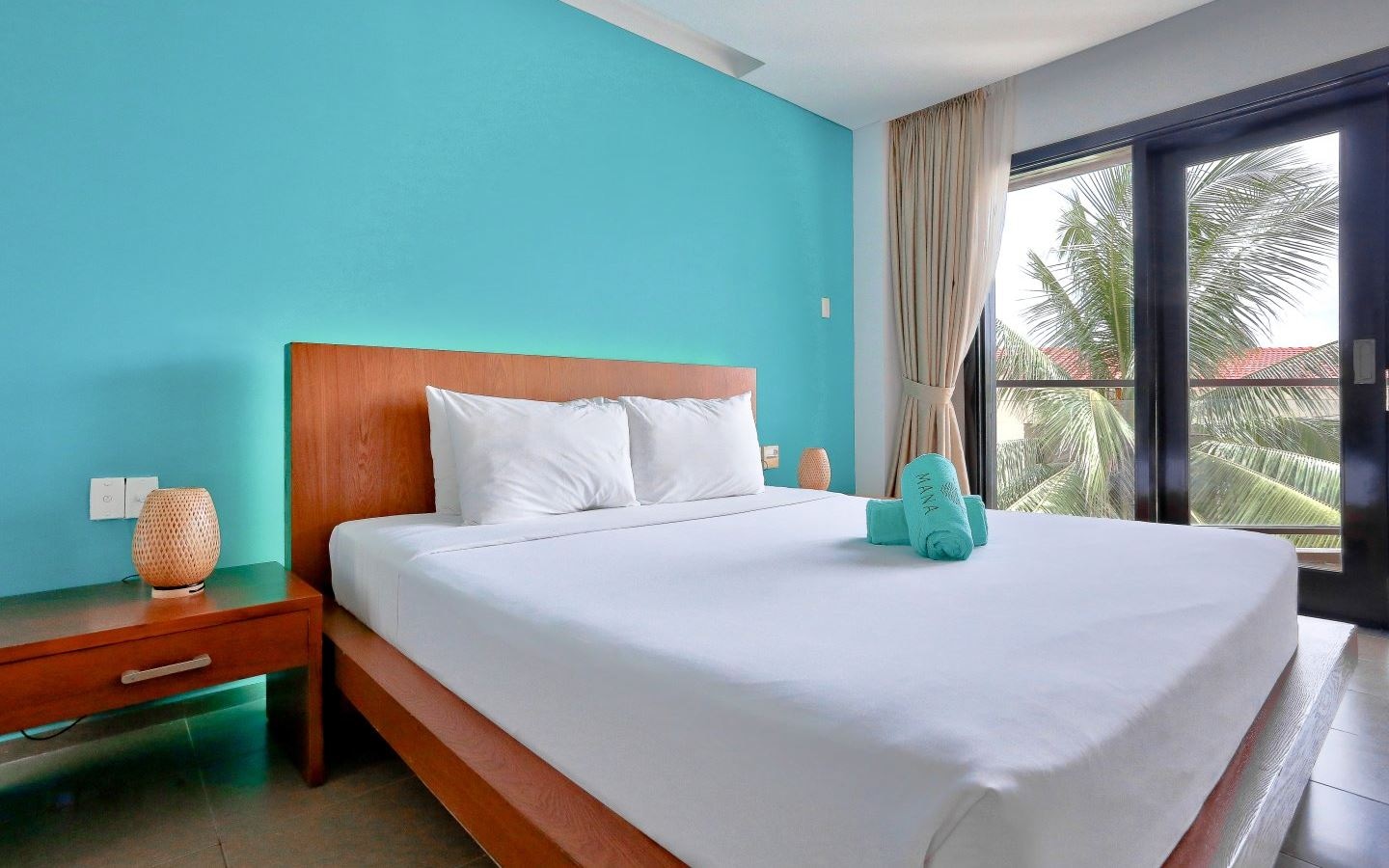 rooms-deluxe-balcony-garden-view