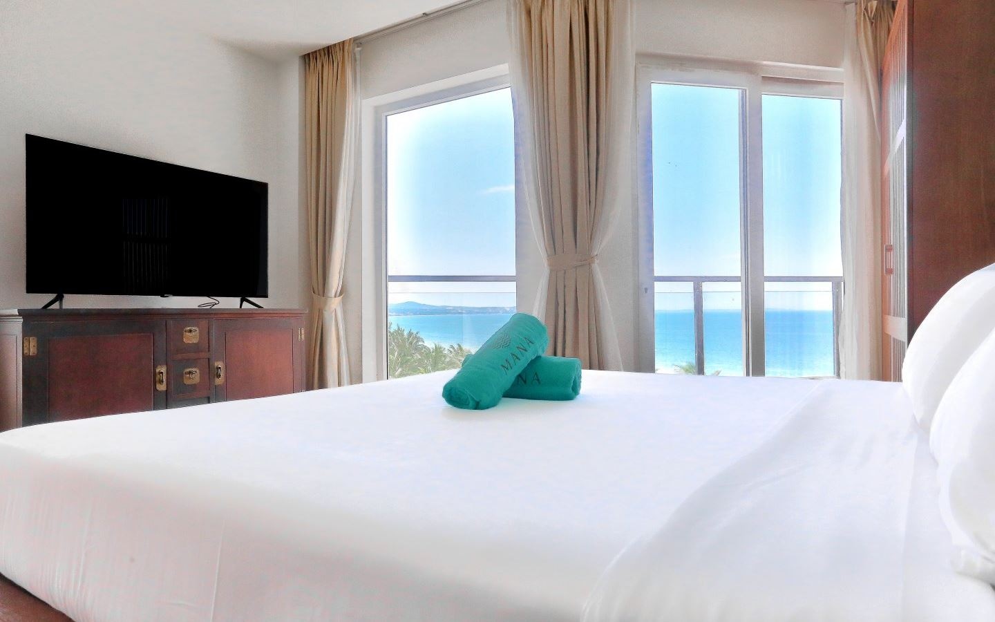 rooms-deluxe-balcony-ocean-view