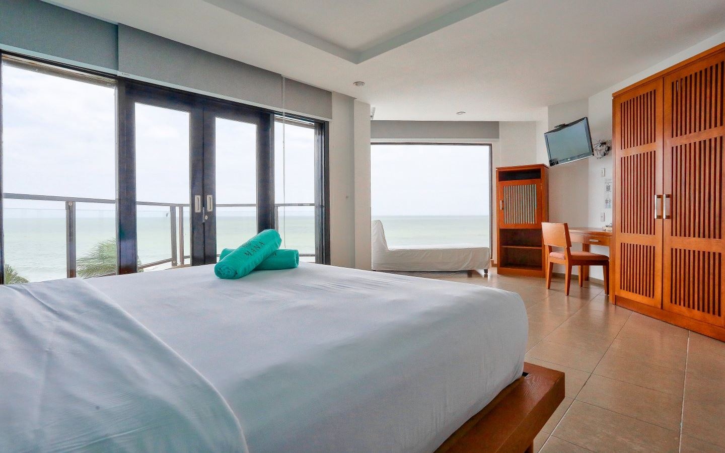 rooms-beachfront-suite-with-balcony