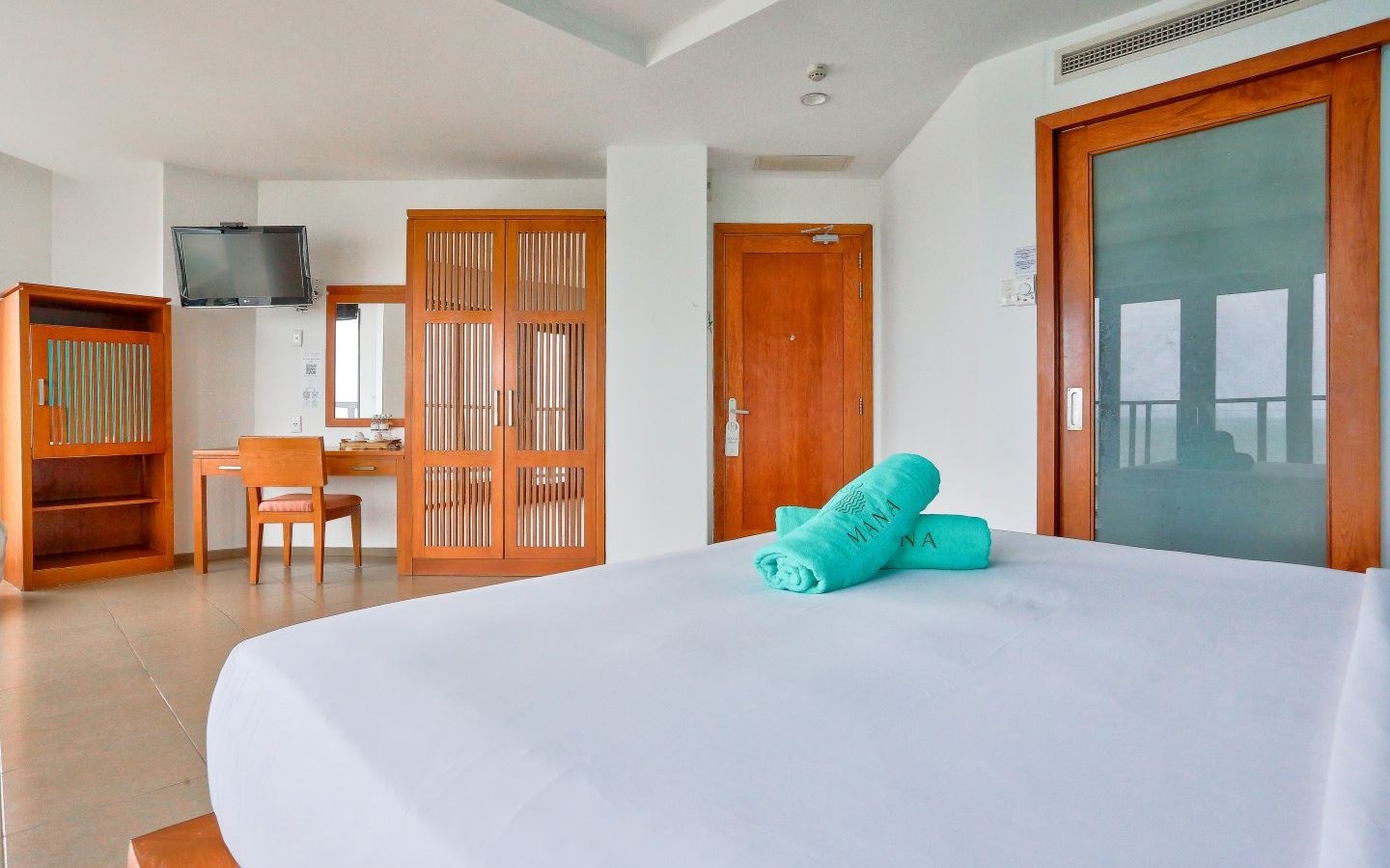 rooms-beachfront-suite-with-balcony