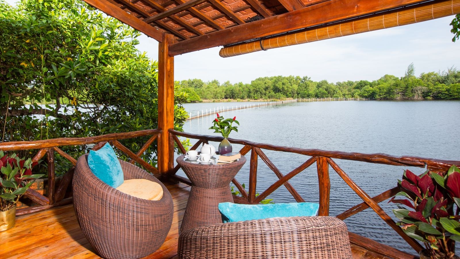 rooms-deluxe-bungalow-riverlake-view-with-balcony