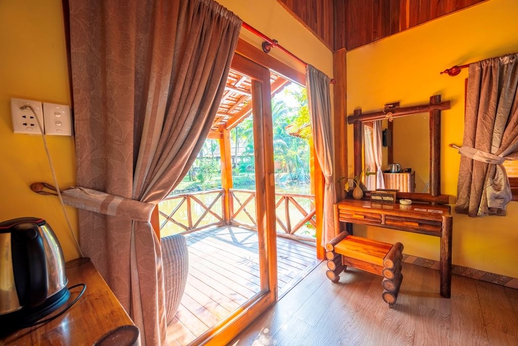 rooms-deluxe-bungalow-riverlake-view-with-balcony