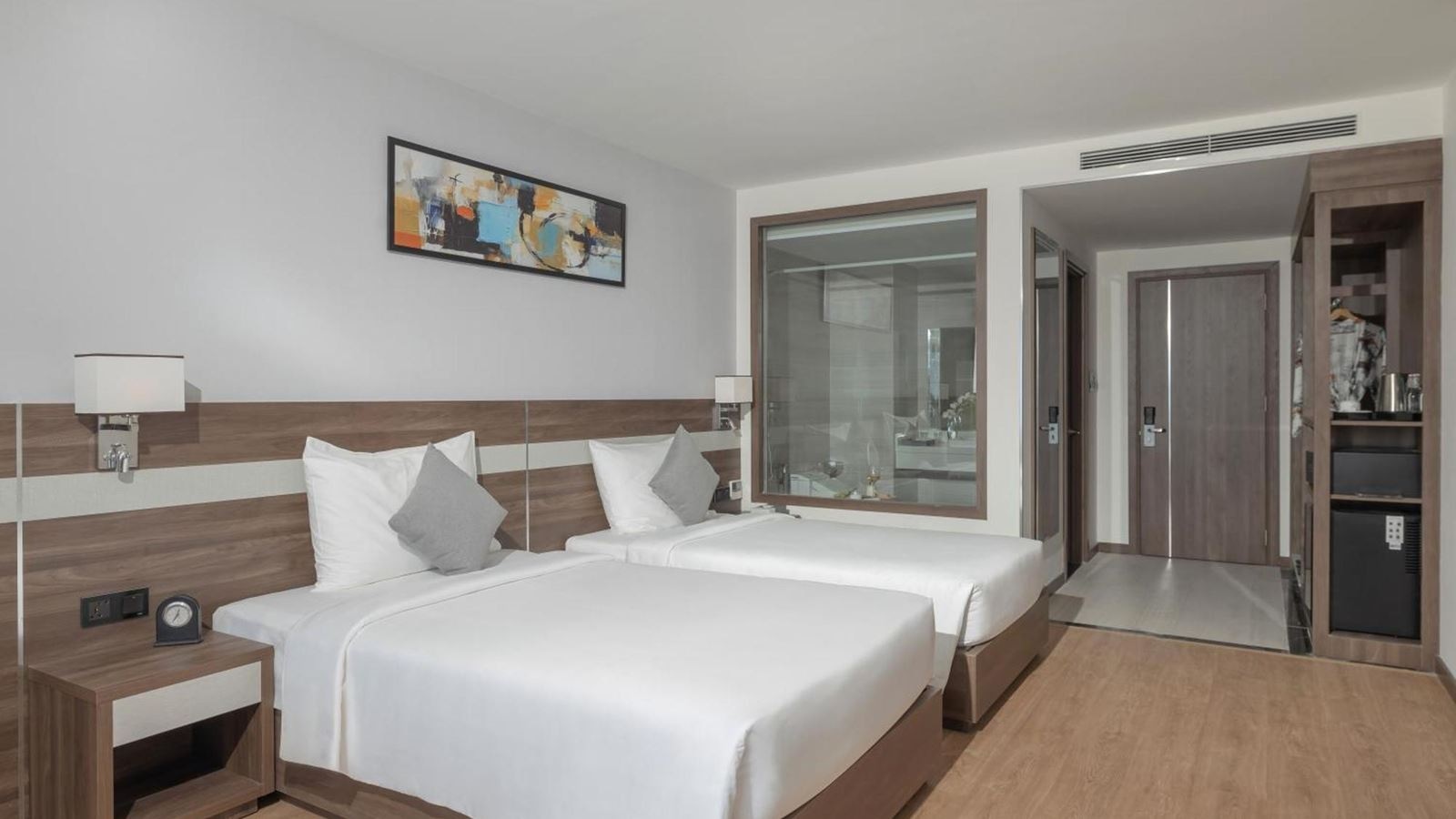 rooms-deluxe-city-view-with-balcony