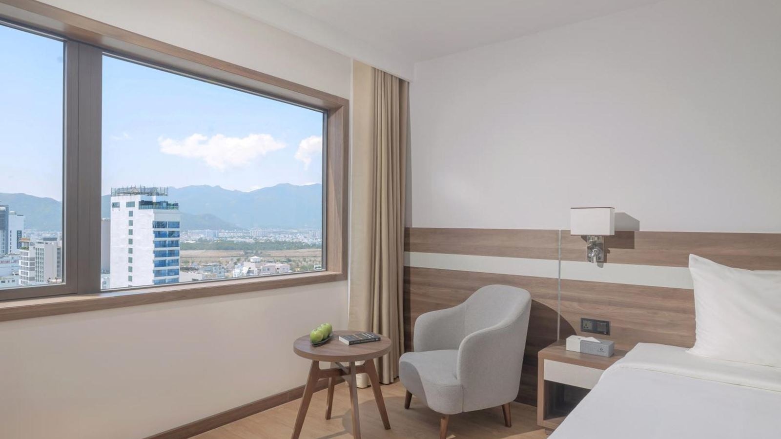 rooms-deluxe-city-view-with-balcony