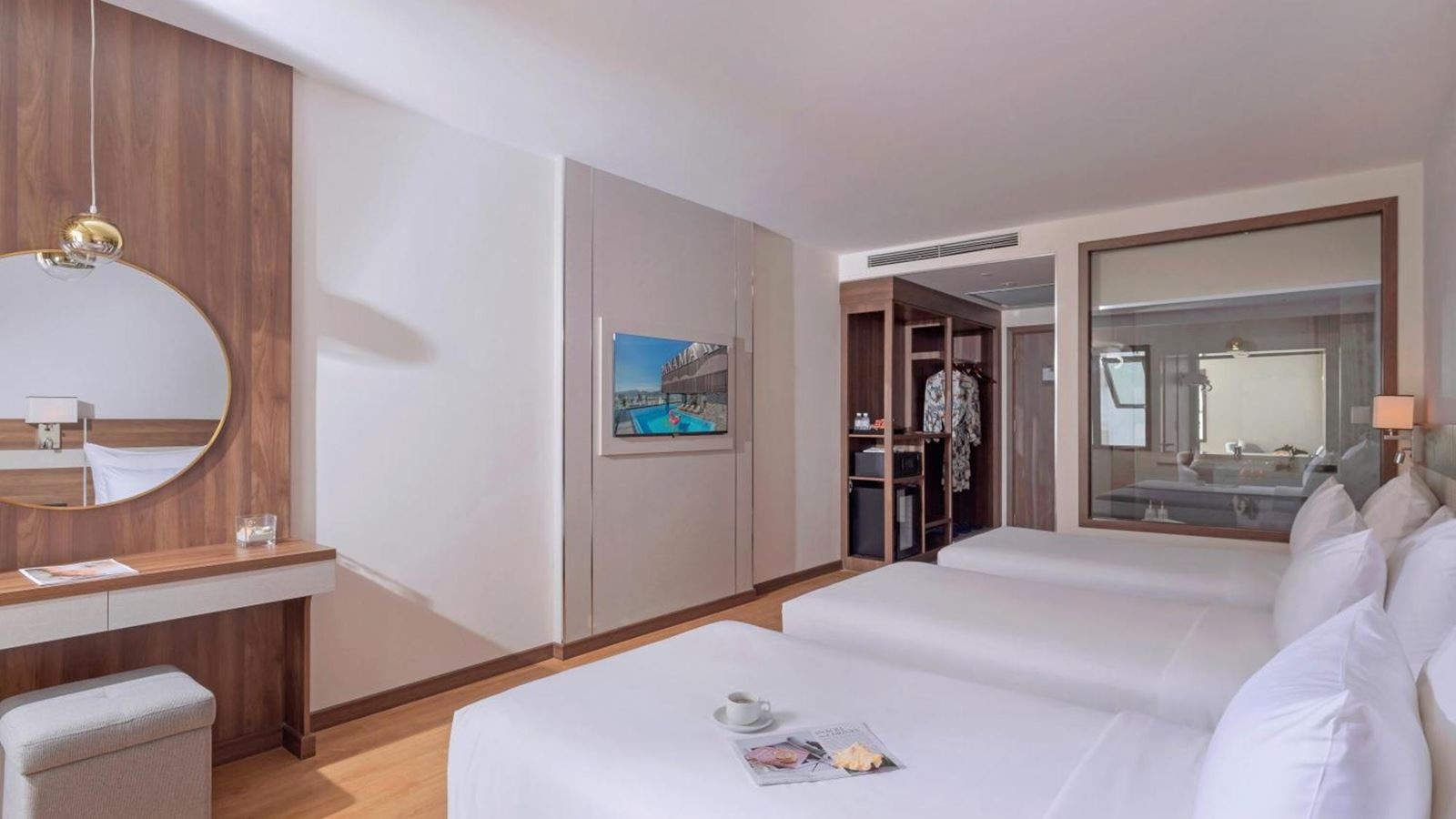 rooms-deluxe-city-view-with-balcony