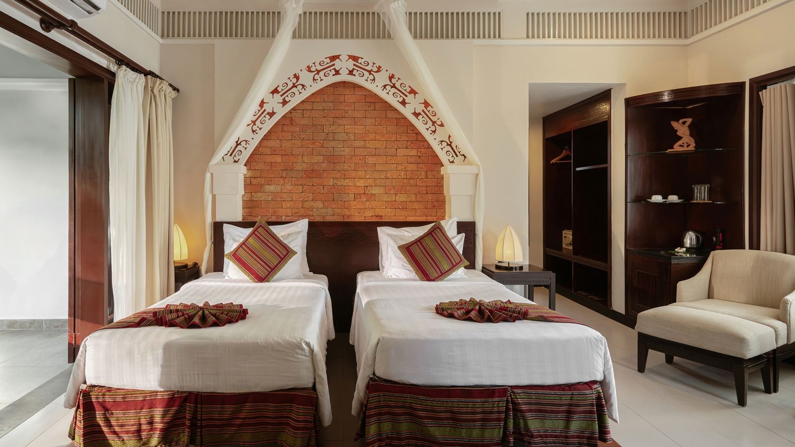 rooms-bungalow-garden-view-balcony