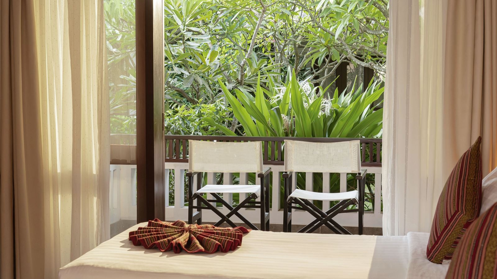 rooms-bungalow-garden-view-balcony