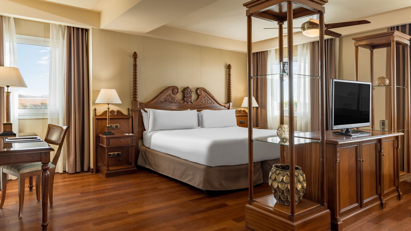 rooms-junior-suite-sea-view-balcony-or-terrace