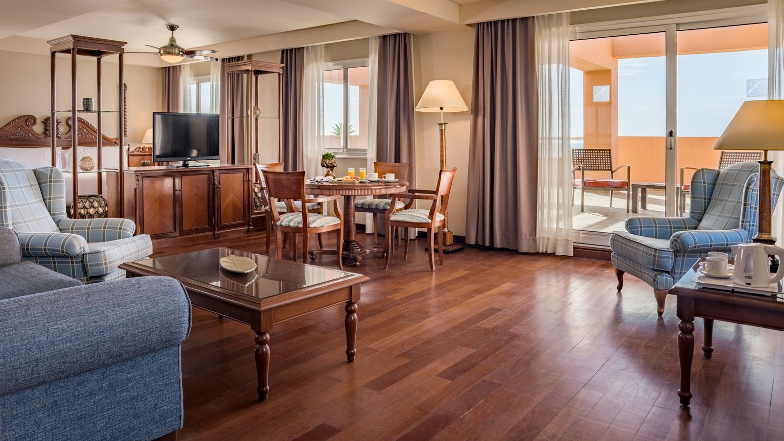 rooms-junior-suite-sea-view-balcony-or-terrace