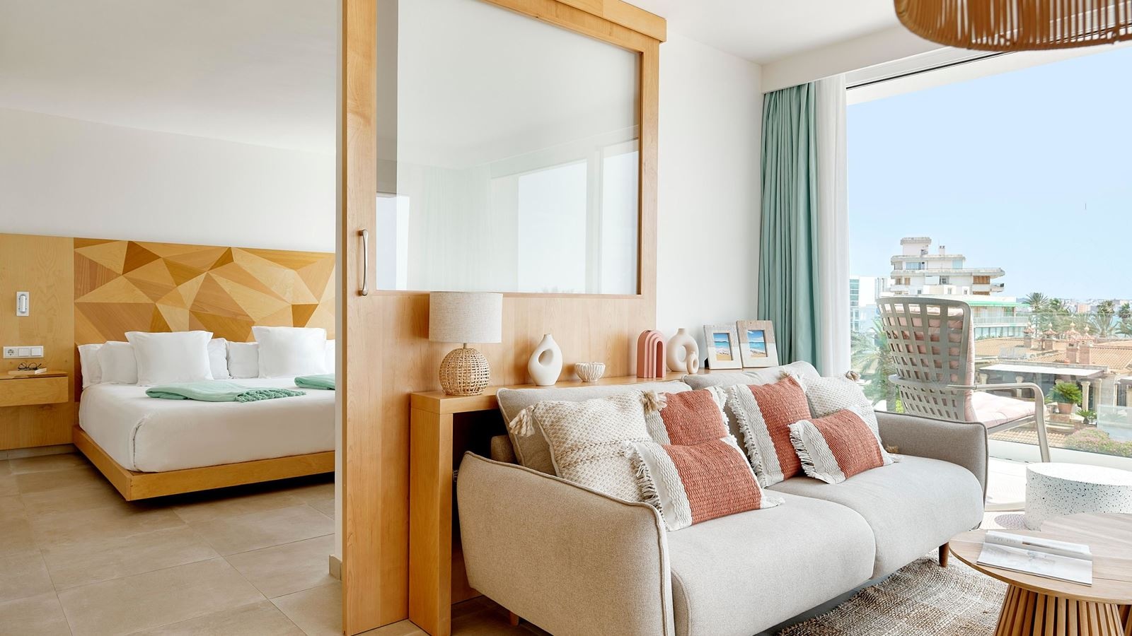 rooms-junior-suite-sea-view-priority-location