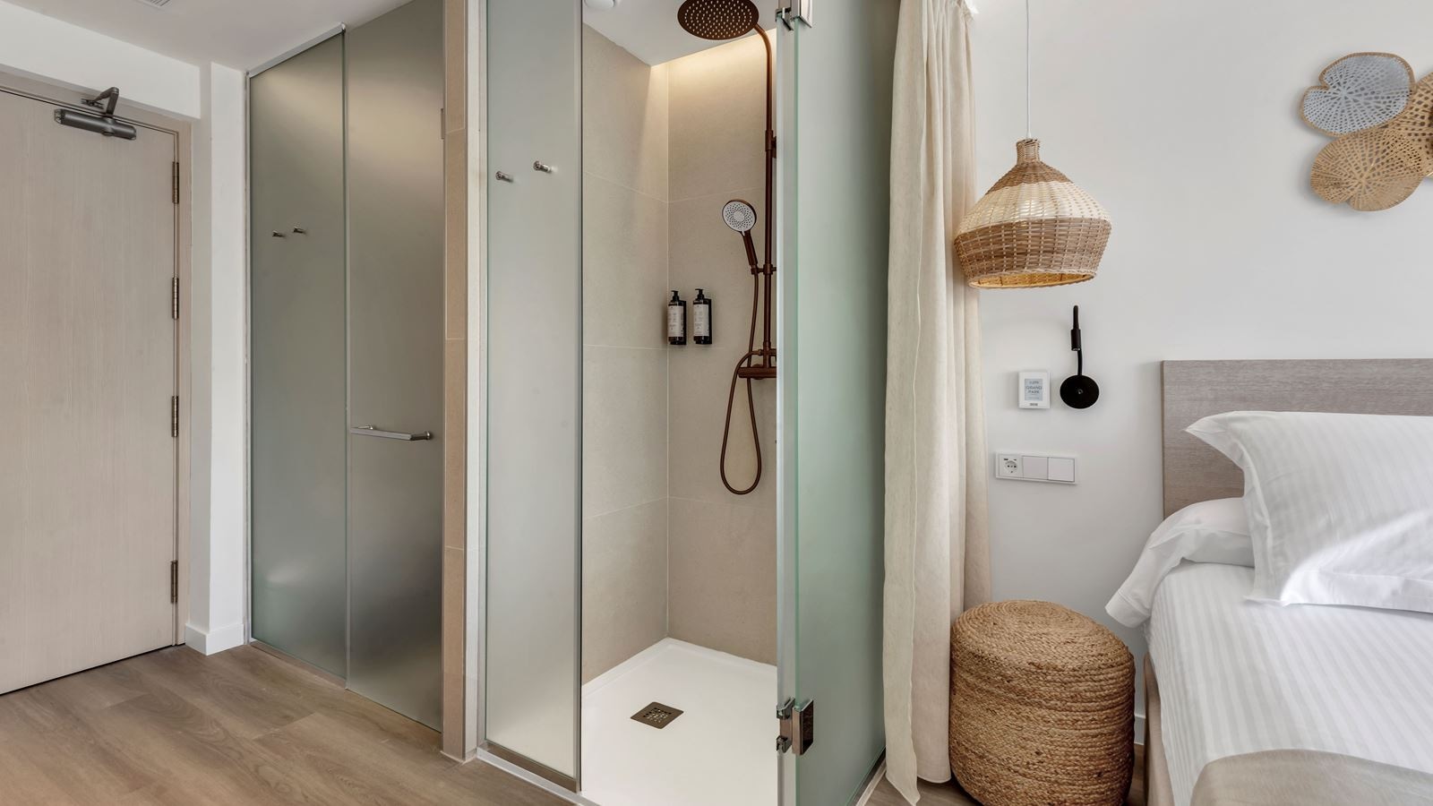 rooms-deluxe-room