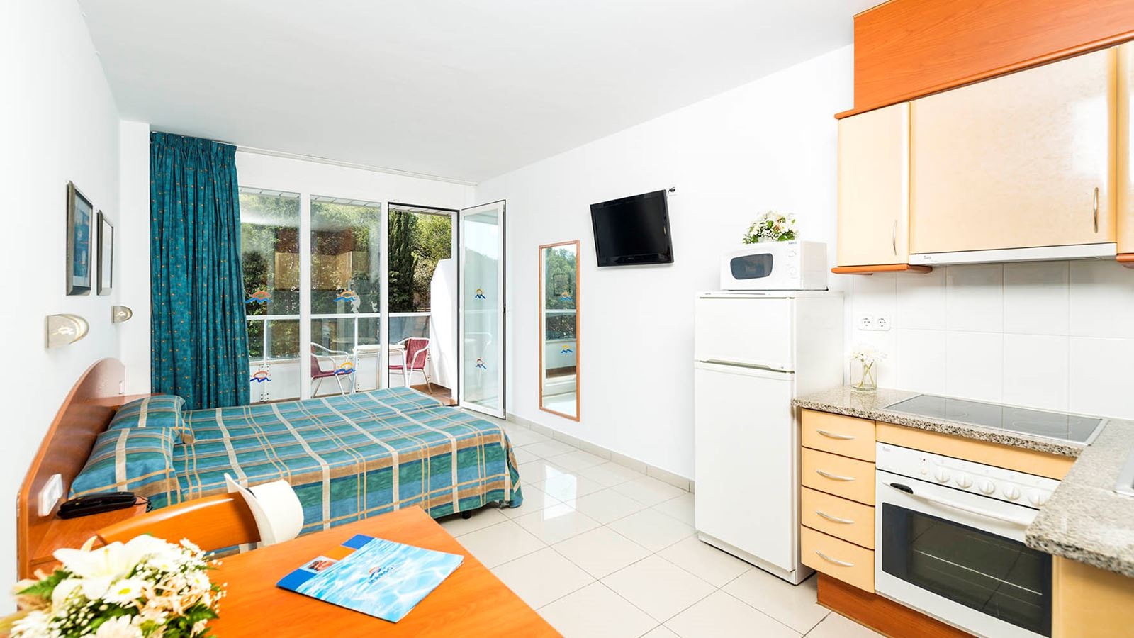 rooms-apartment-pool-view