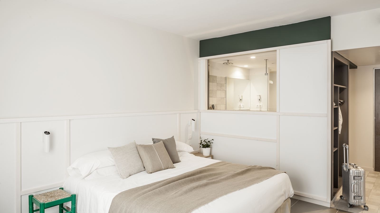 rooms-premium-room-pool-view