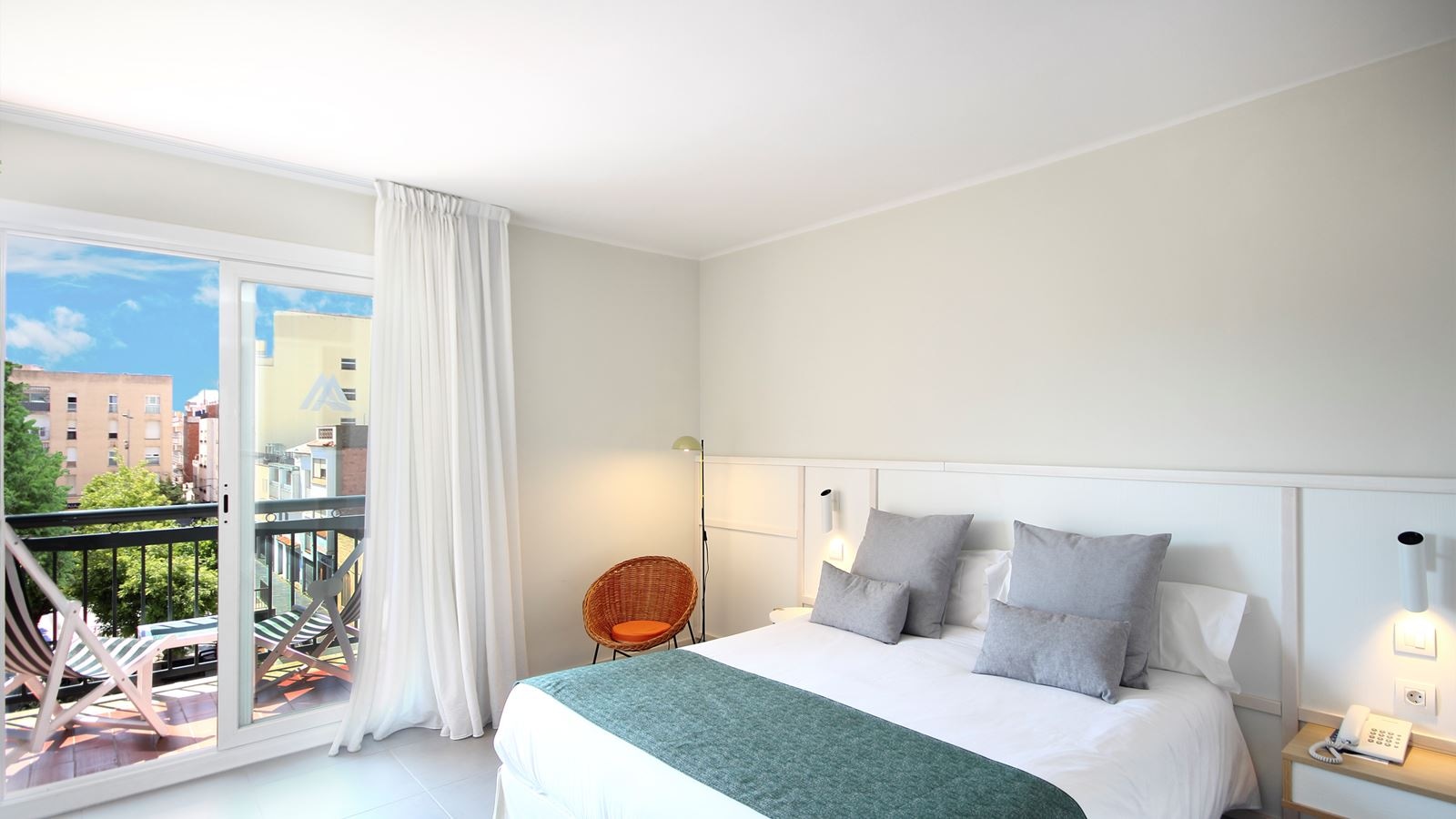 rooms-premium-room-pool-view