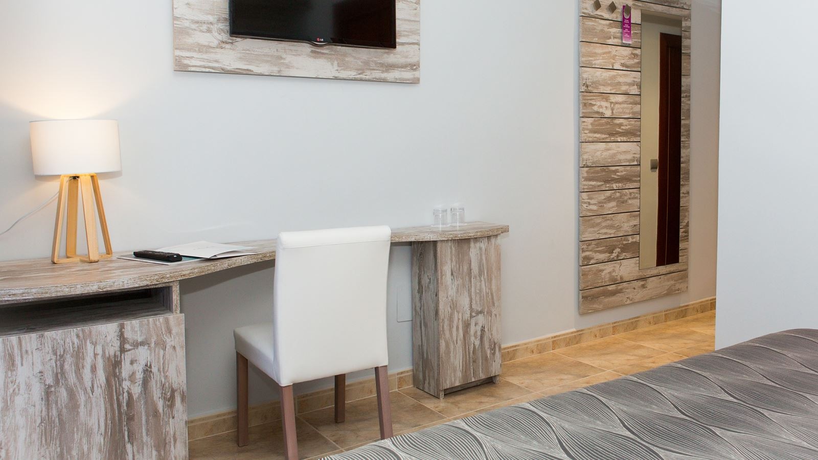 rooms-twin-low-cost-room-without-balcony-or-terrace