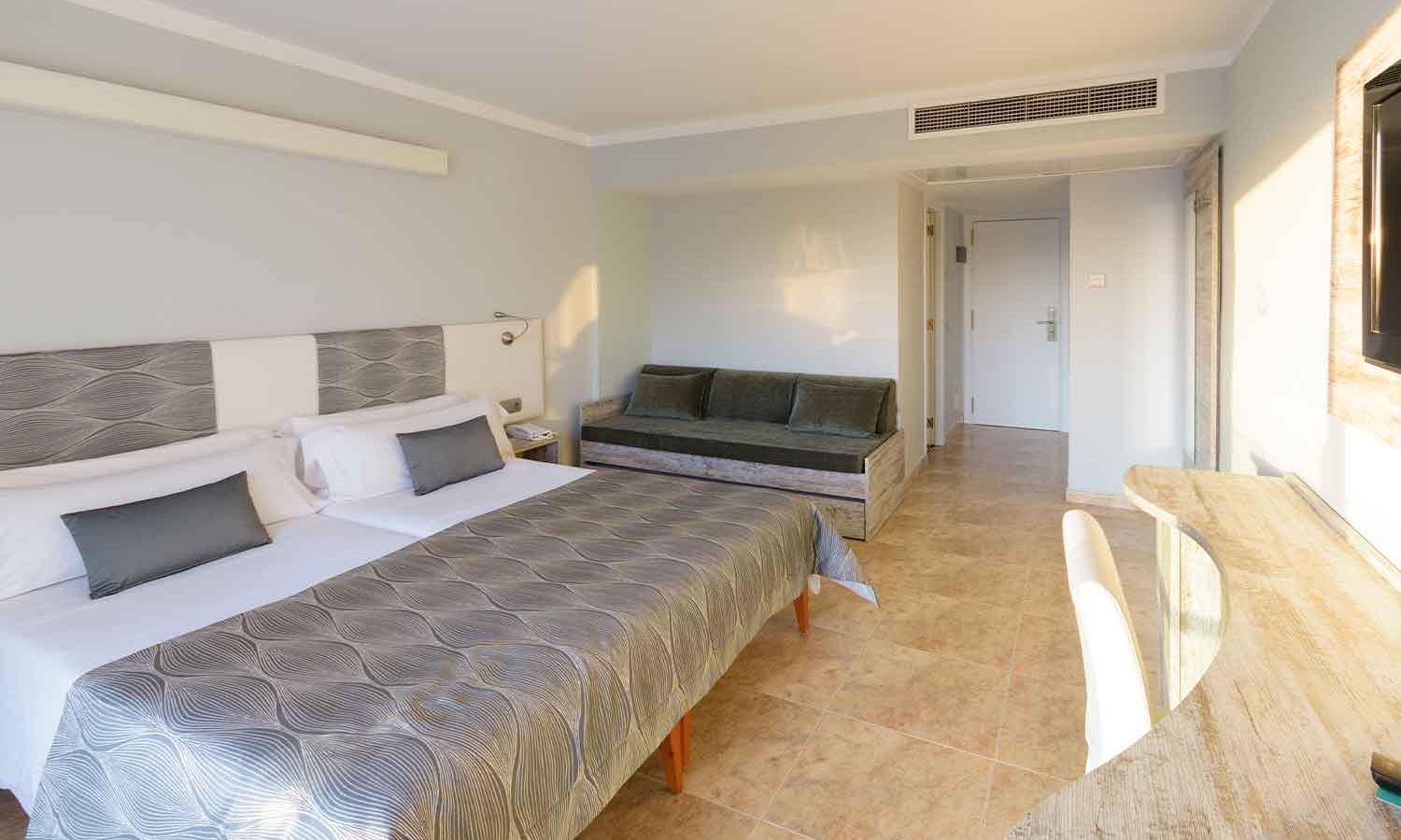 rooms-4b--quadruple-room-with-balcony-or-terrace