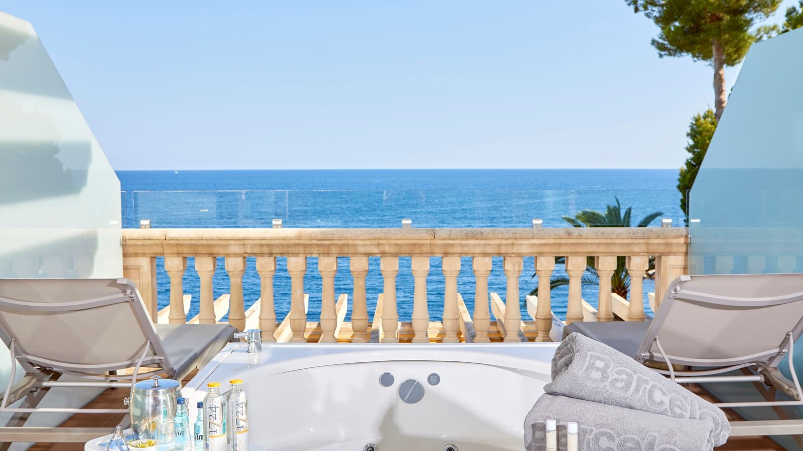 rooms-deluxe-room-ocean-frontseaview-with-terrace-+-jacuzzi