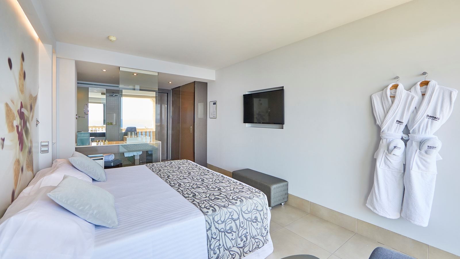 rooms-deluxe-room-ocean-frontseaview-with-terrace-+-jacuzzi