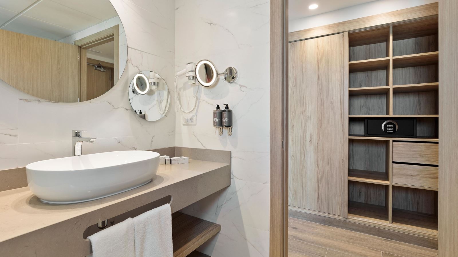 rooms-premium-room-front--sea-view