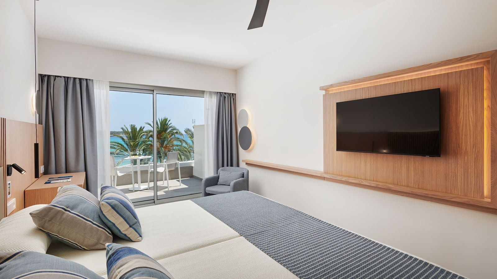 rooms-double-room-sea-view-with-balcony