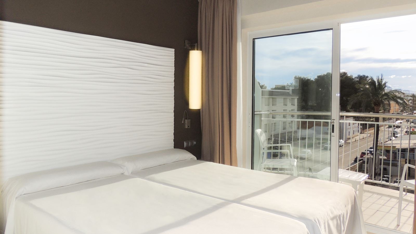 rooms-family-room-balcony-or-terrace