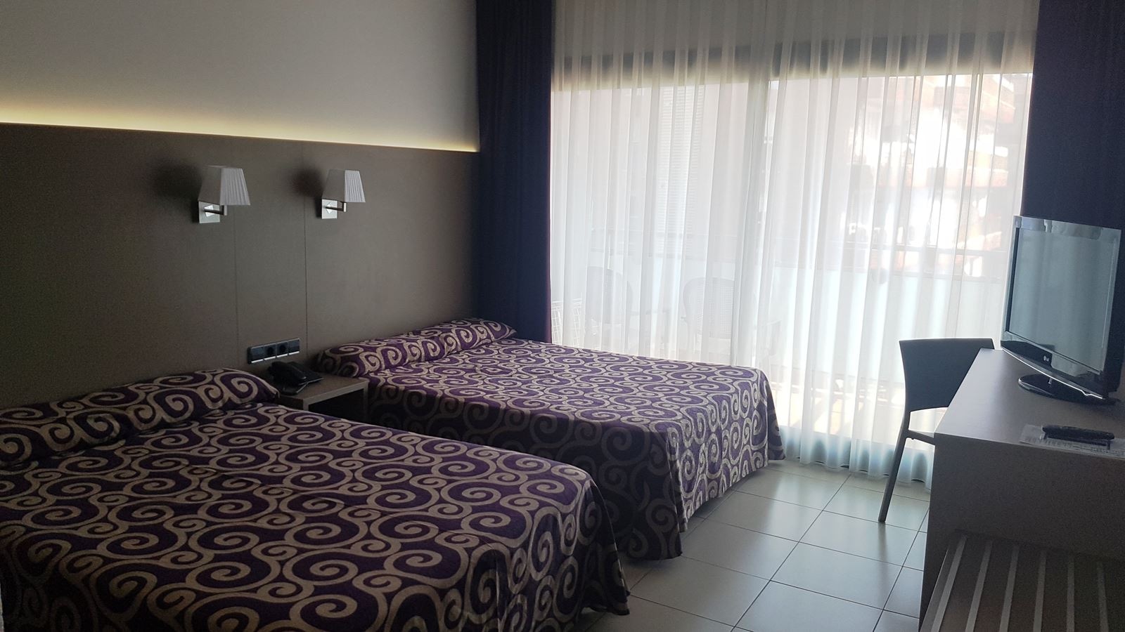 rooms-standard-room-pool-view