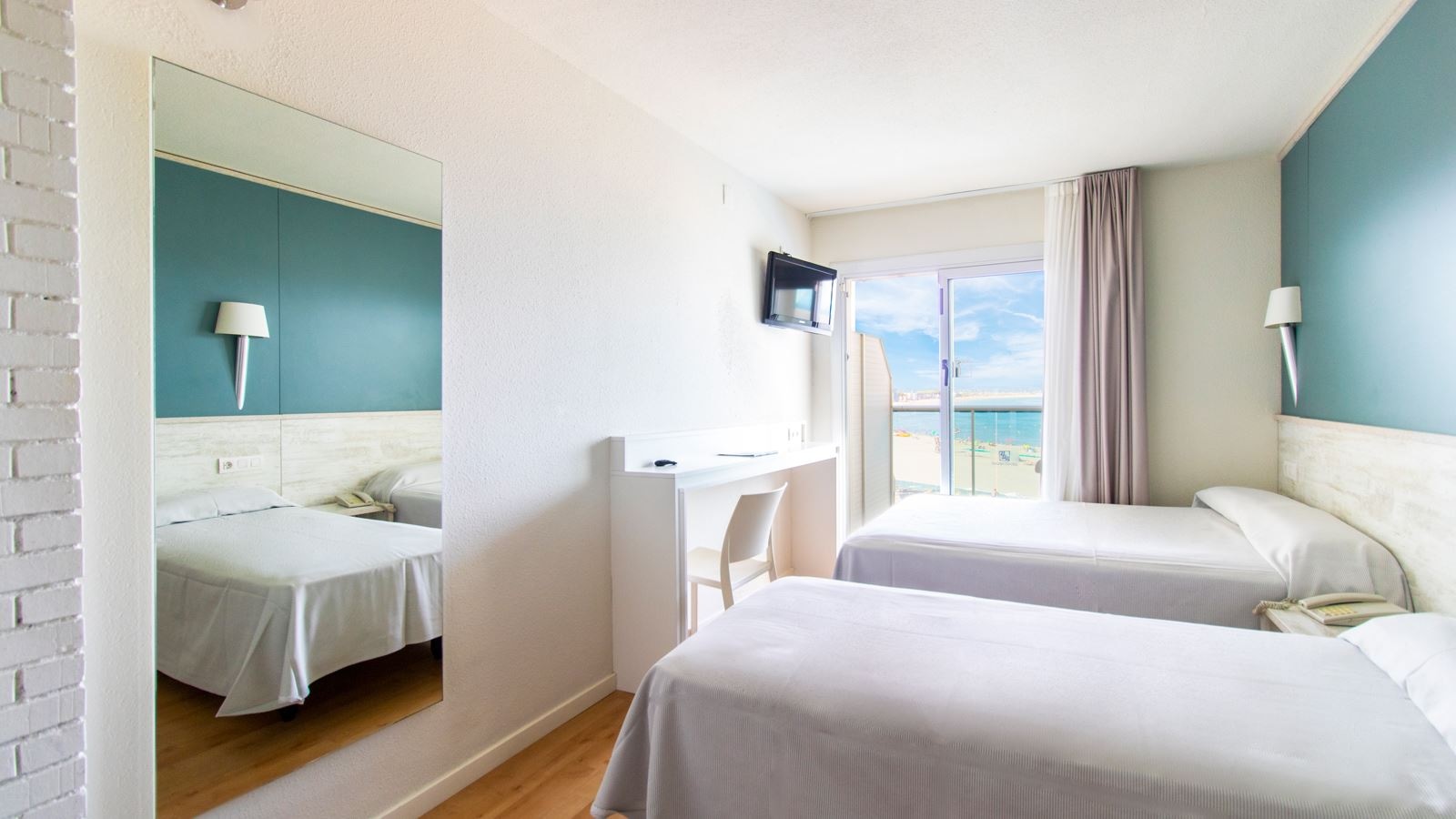 rooms-standard-sea-view-balcony-or-terrace