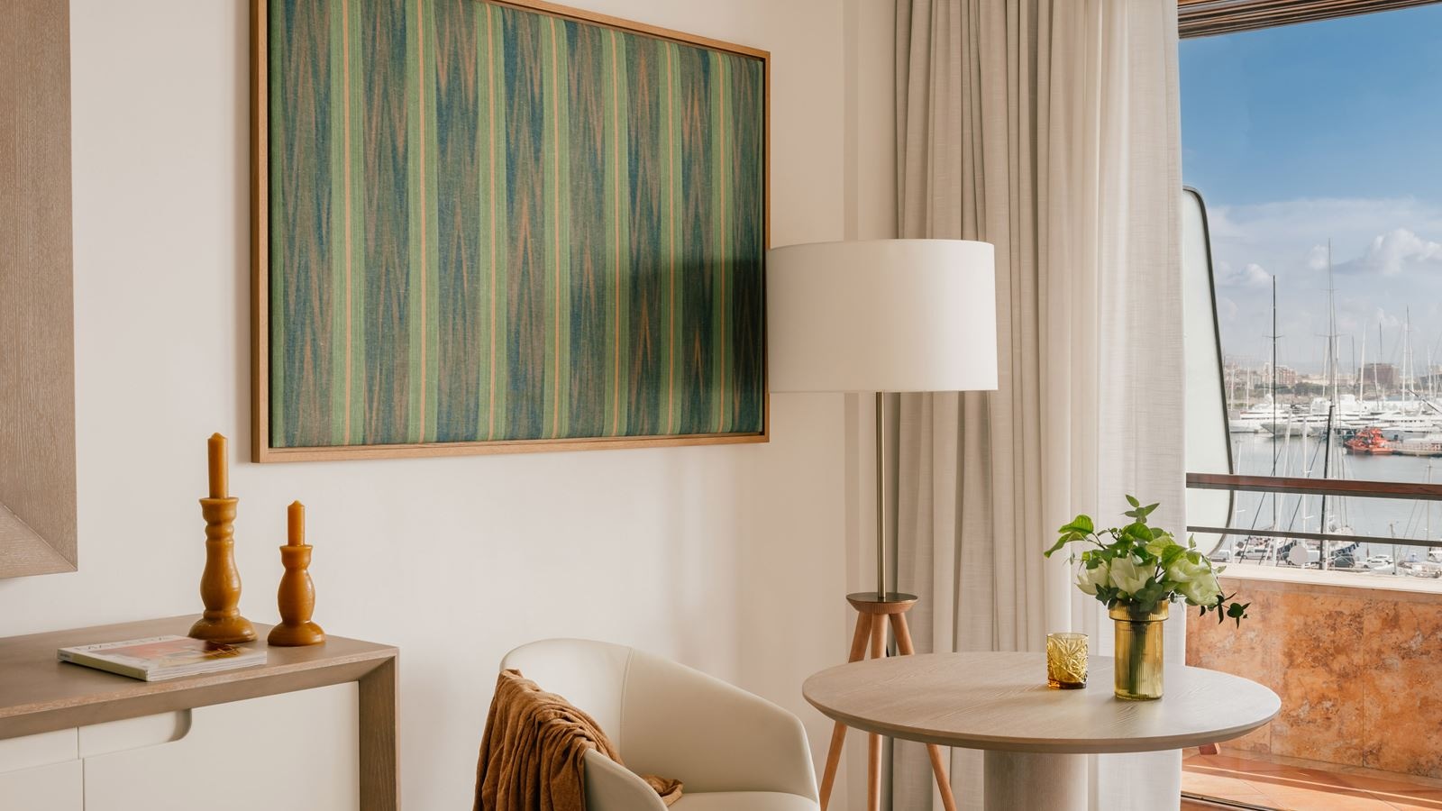 rooms-ebw--red-level-supreme-sea--cathedral-view