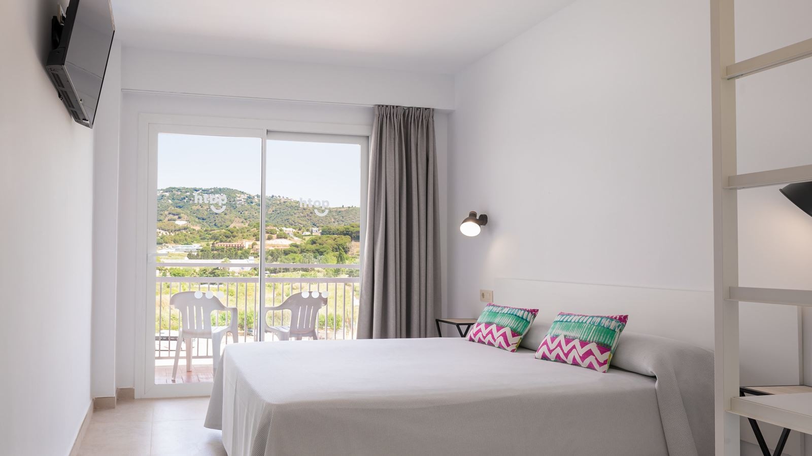 rooms-double-standard-pool-view-balcony-or-terrace