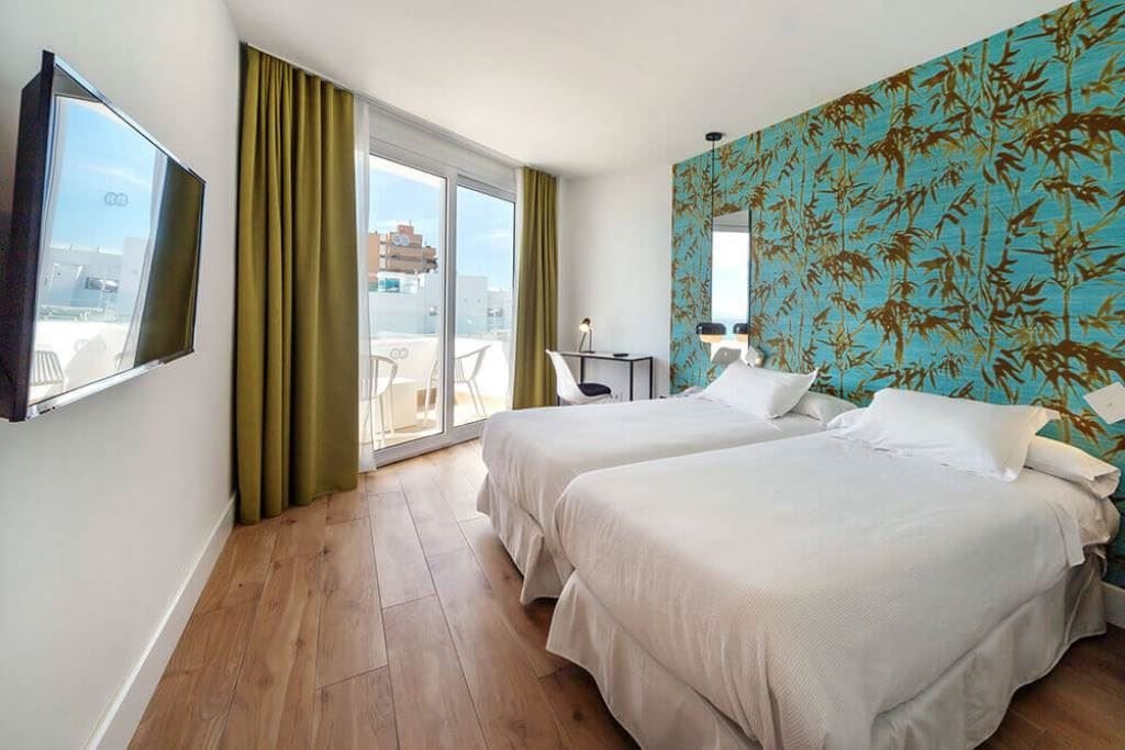 rooms-double-premium-sea-side-view-balcony