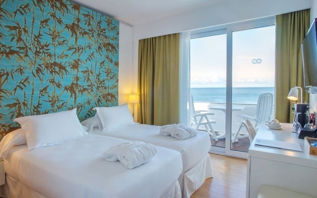 rooms-double-sea-front-view--balcony