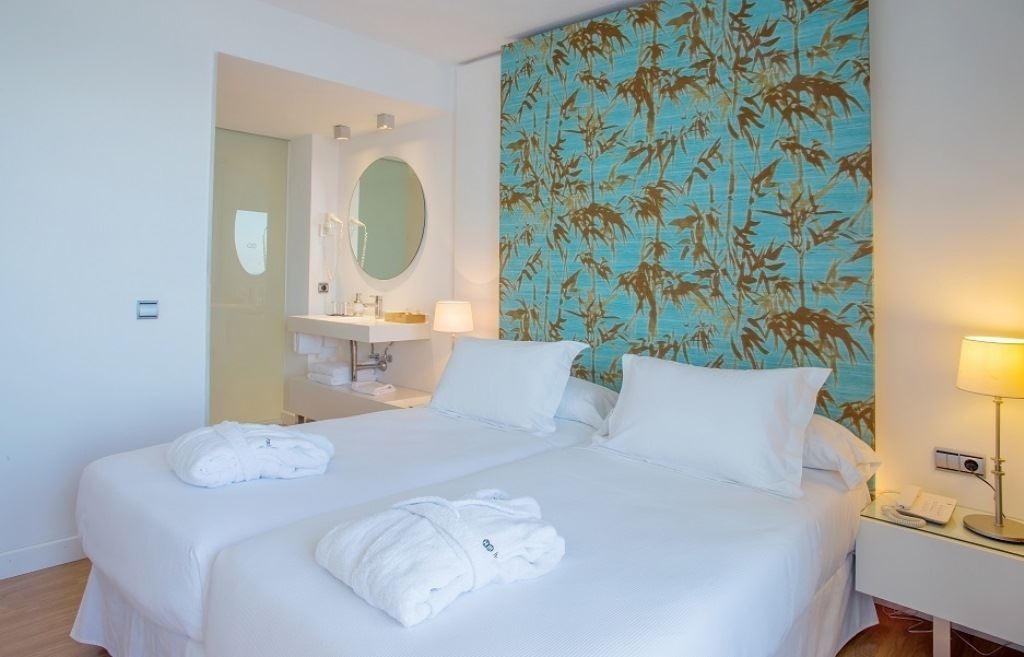 rooms-double-sea-front-view--balcony