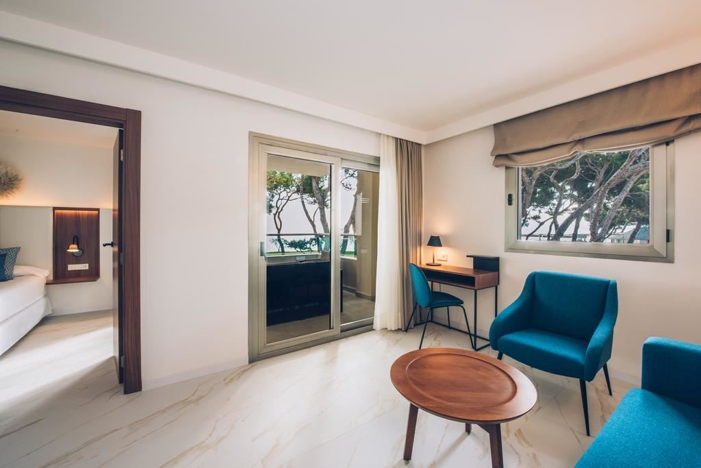 rooms-family-suite-pool-view