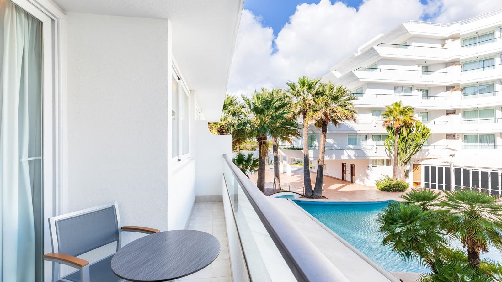 rooms-apt-1-bedroom-pool-view