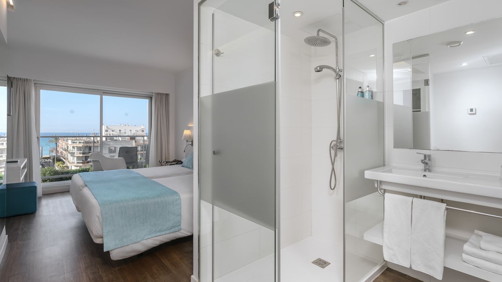 rooms-double-superior-front-sea-view-balcony-or-terrace