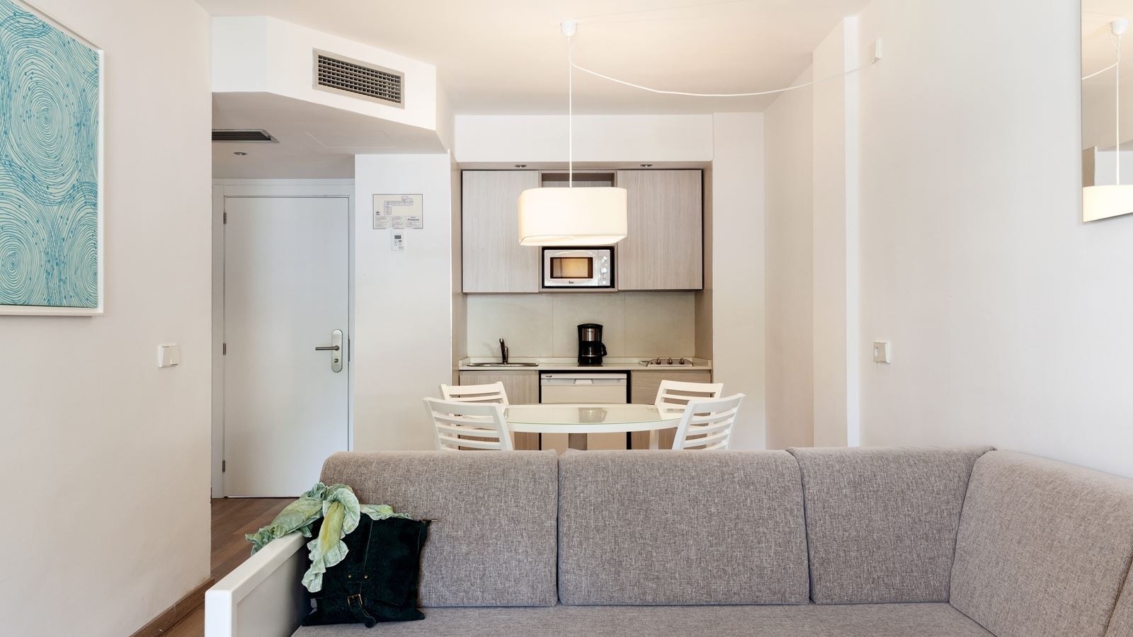 rooms-apartment-1-bedroom-balcony-or-terrace