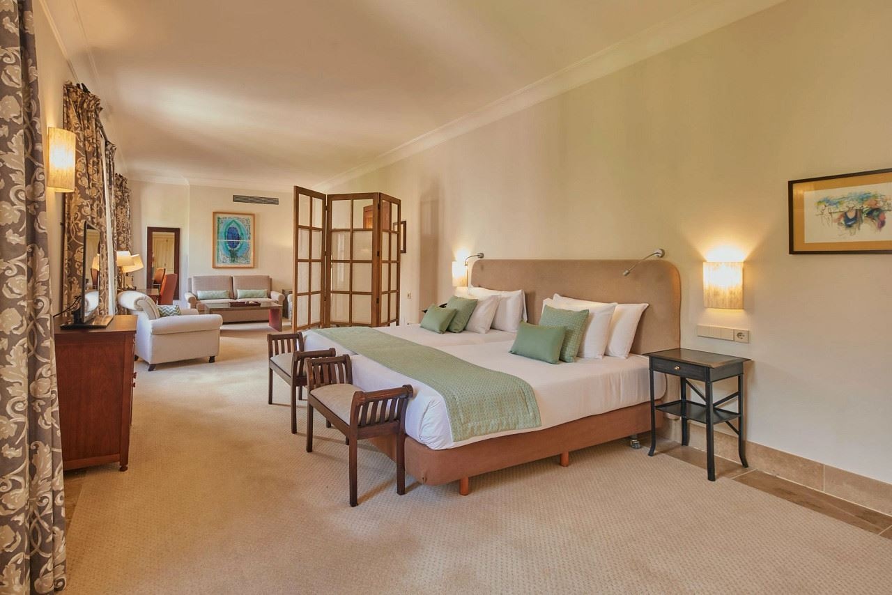 rooms-tramuntana-junior-suite--with-french-balcony