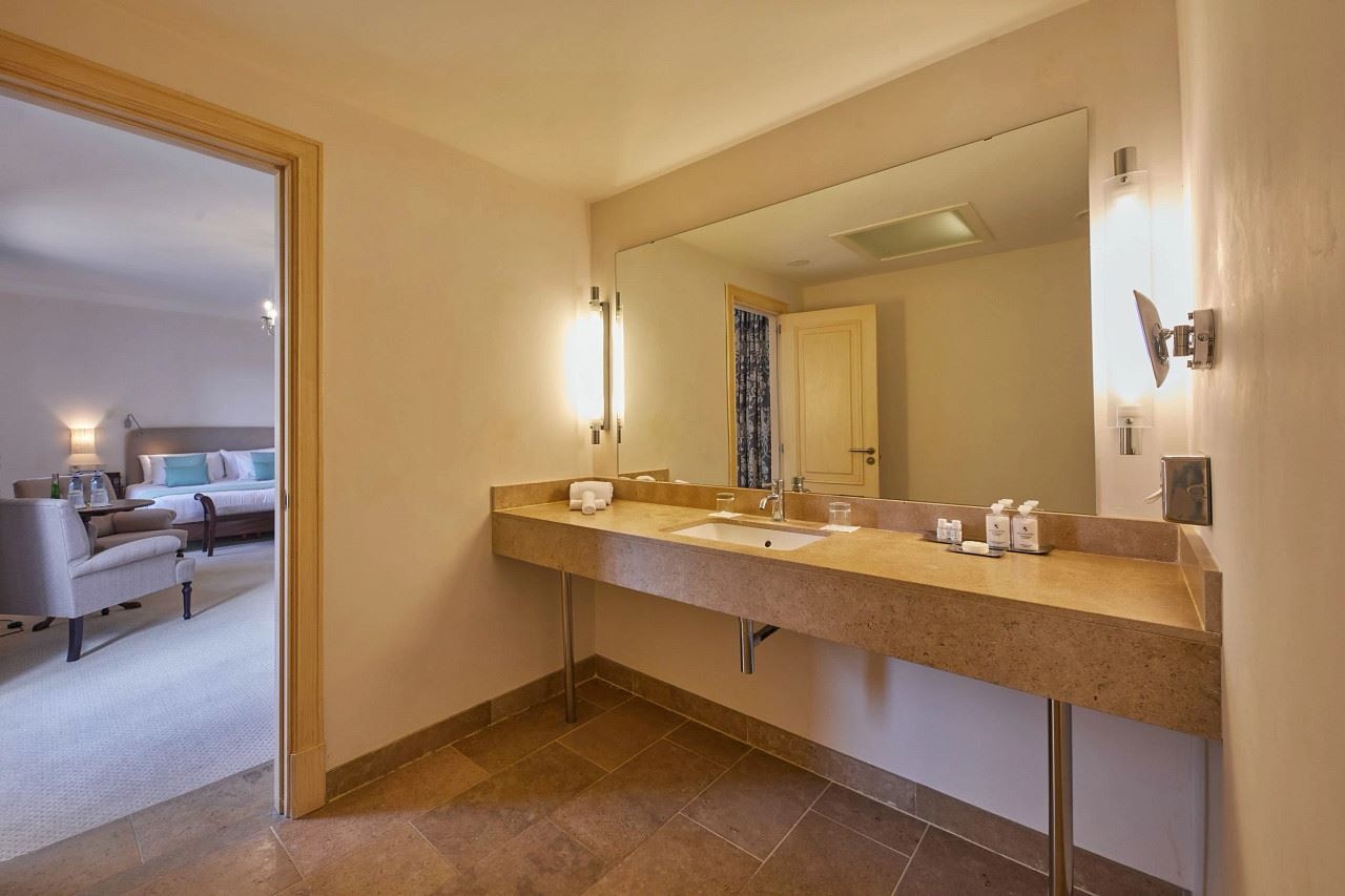 rooms-tramuntana-deluxe-room-with-french-balcony