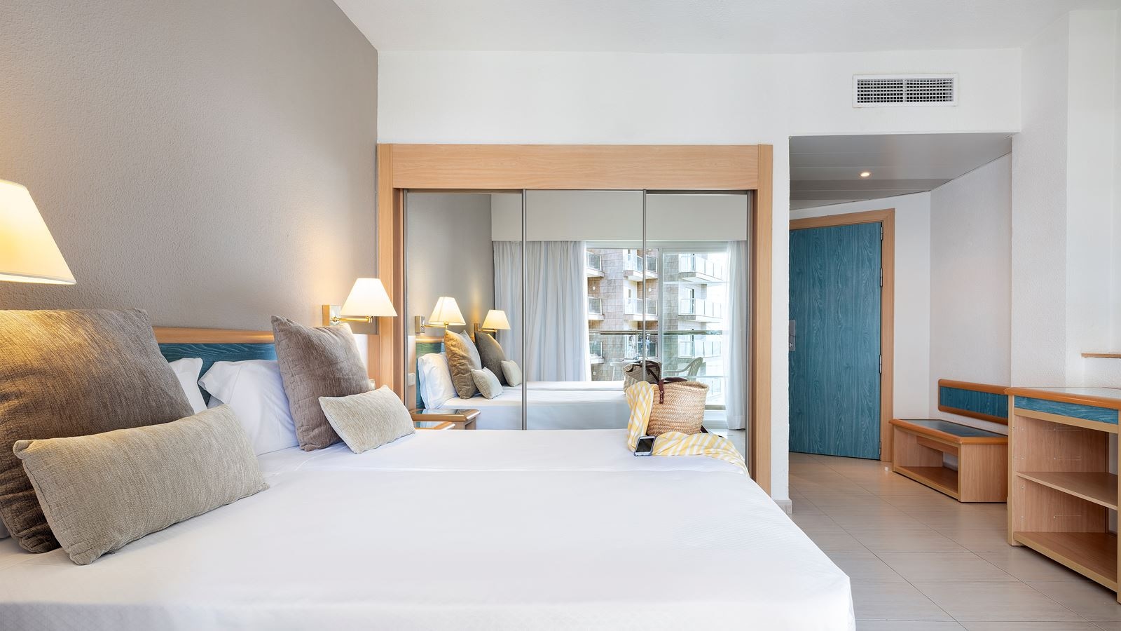 rooms-double-standard-room-lateralseaview