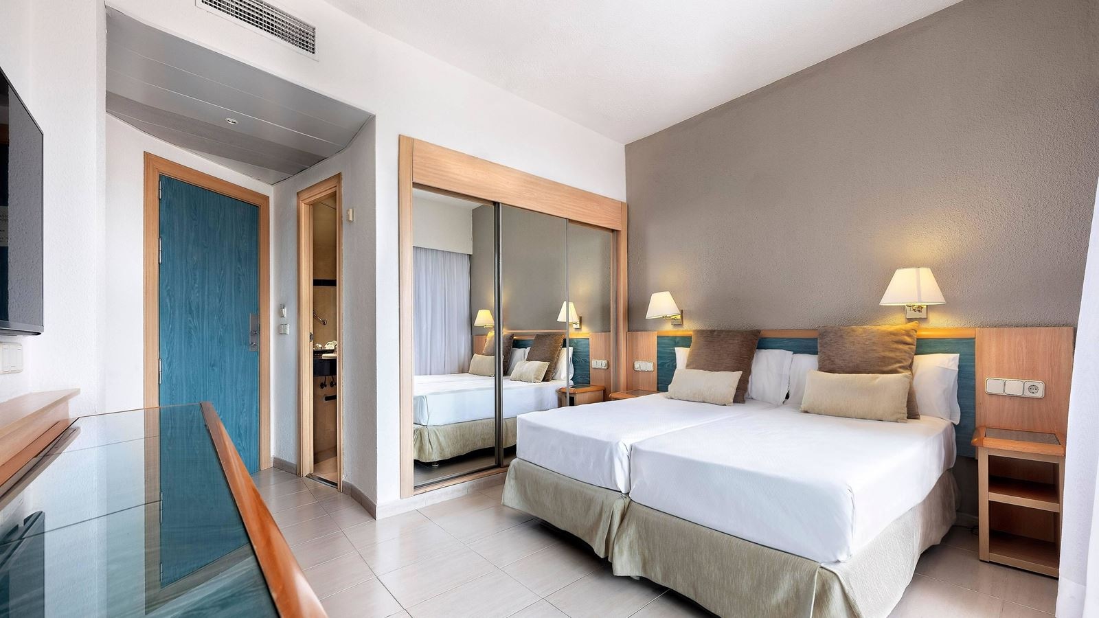 rooms-double-standard-room-lateralseaview