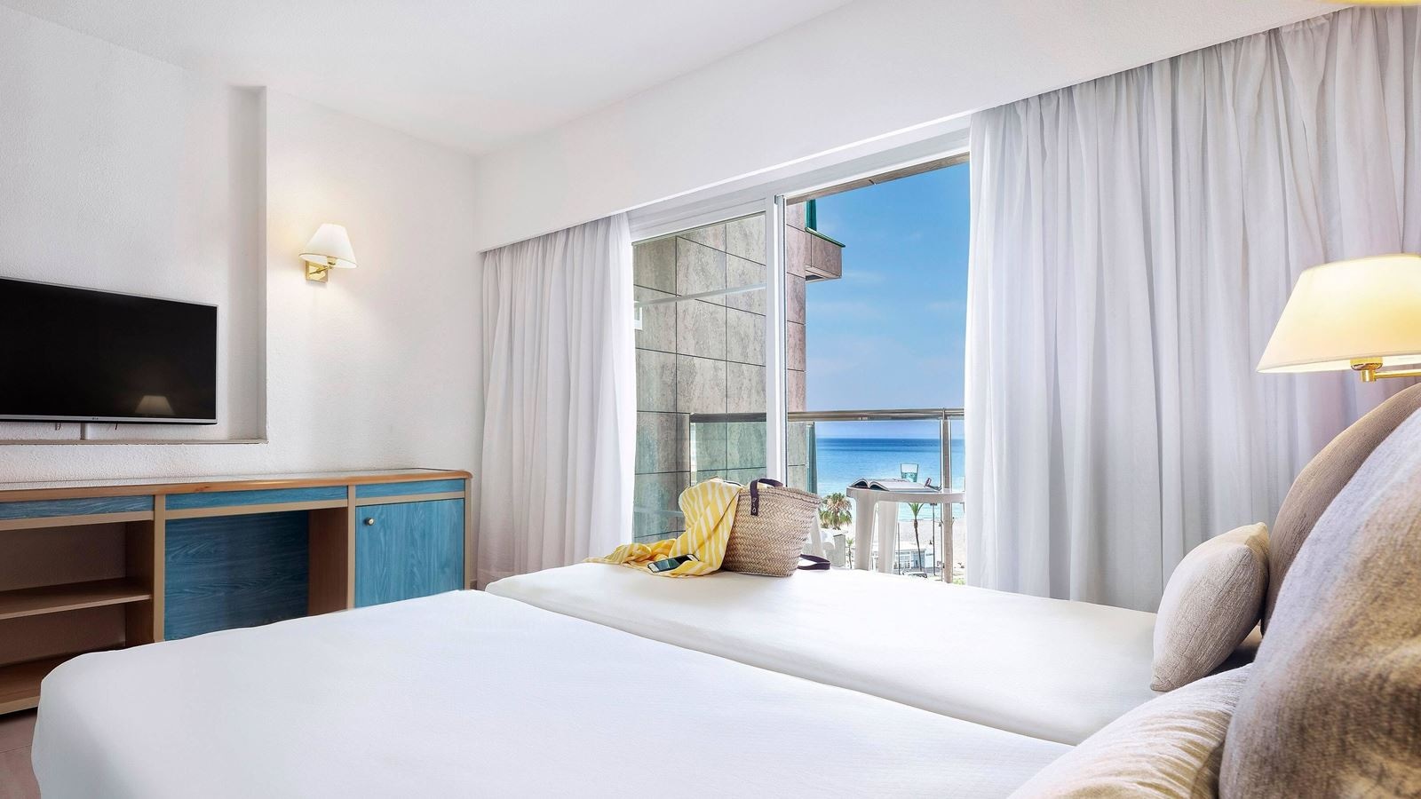 rooms-double-standard-room-lateralseaview