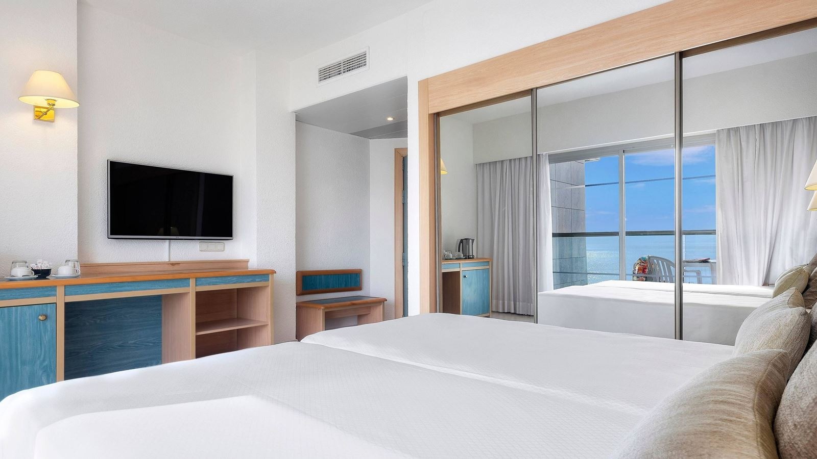 rooms-double-standard-room-lateralseaview