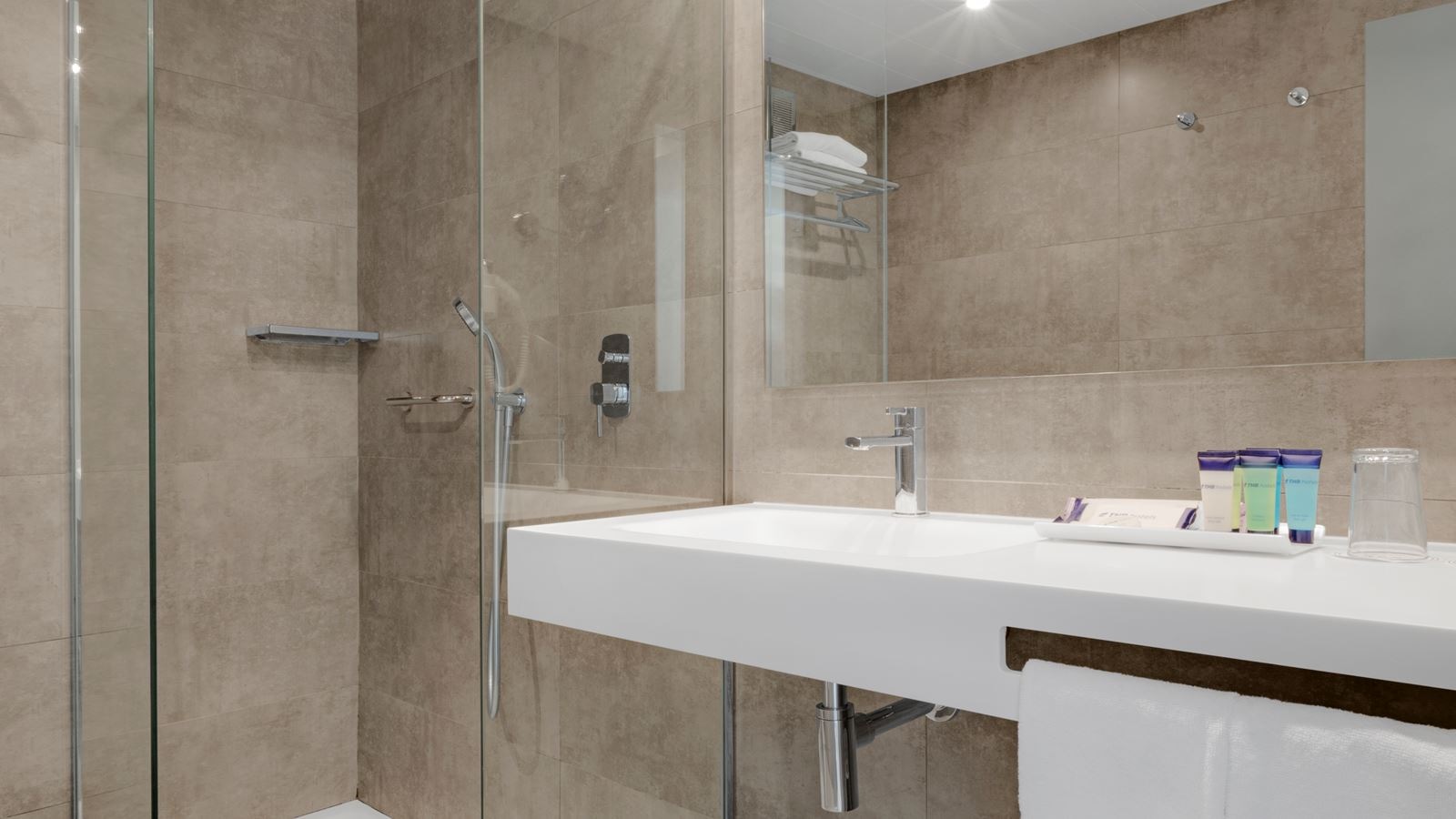 rooms-room-superior-double-lateralseaview-balcony