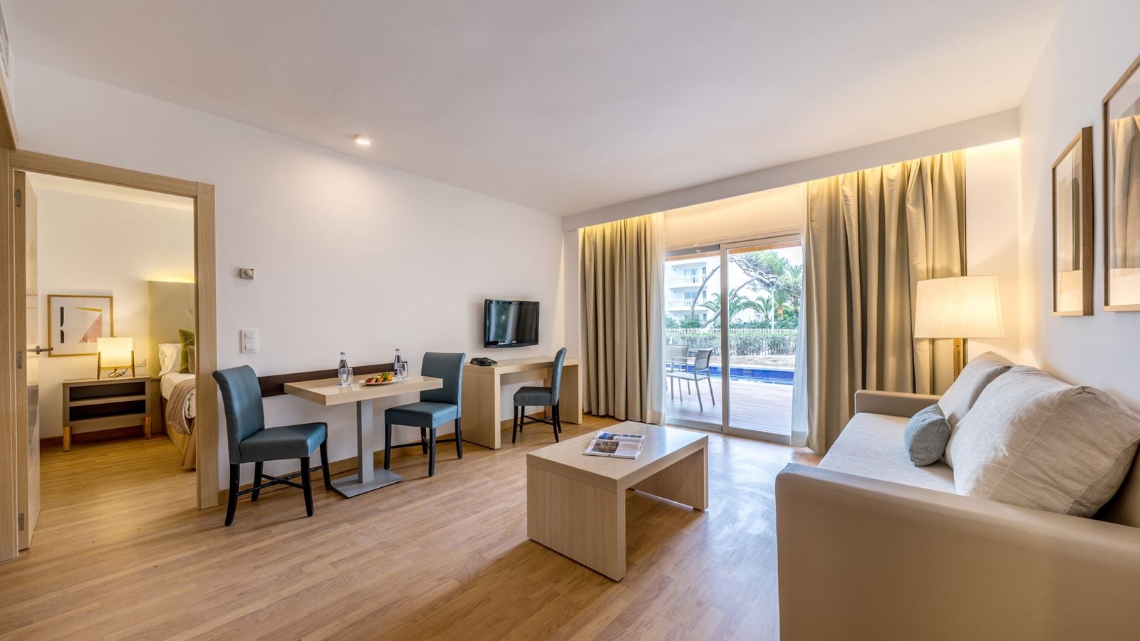 rooms-1-bedroom-suite-balcony-or-terrace