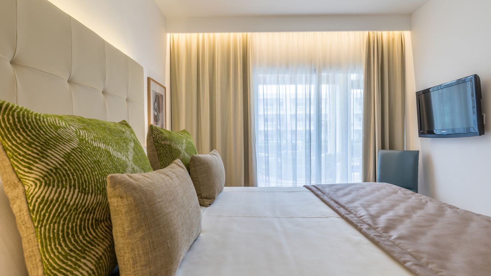 rooms-1-bedroom-suite-balcony-or-terrace