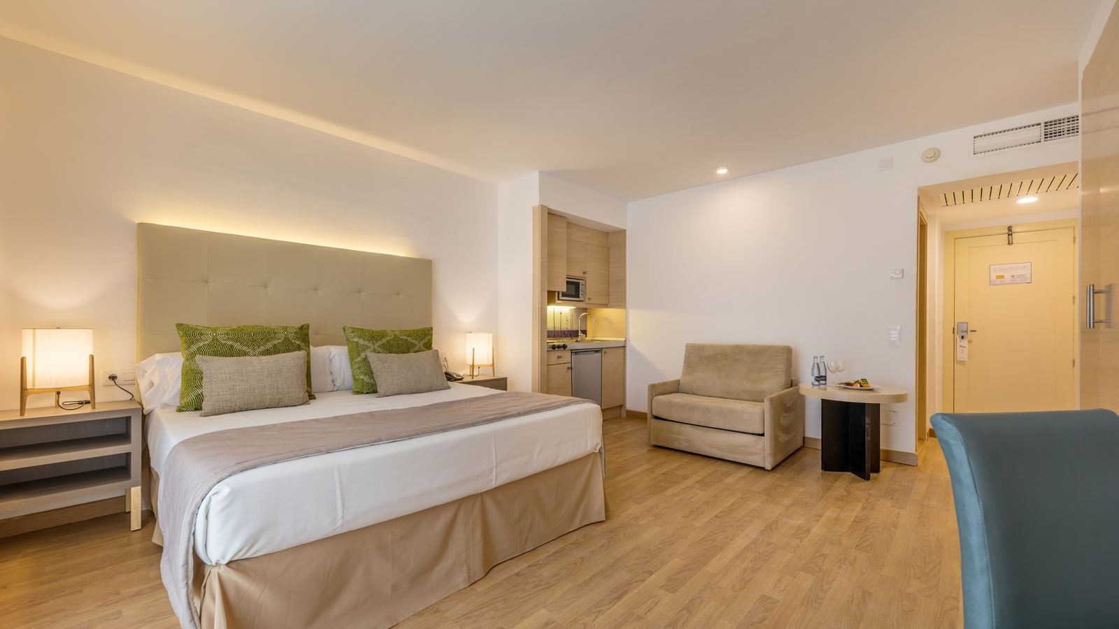 rooms-1-bedroom-suite-balcony-or-terrace