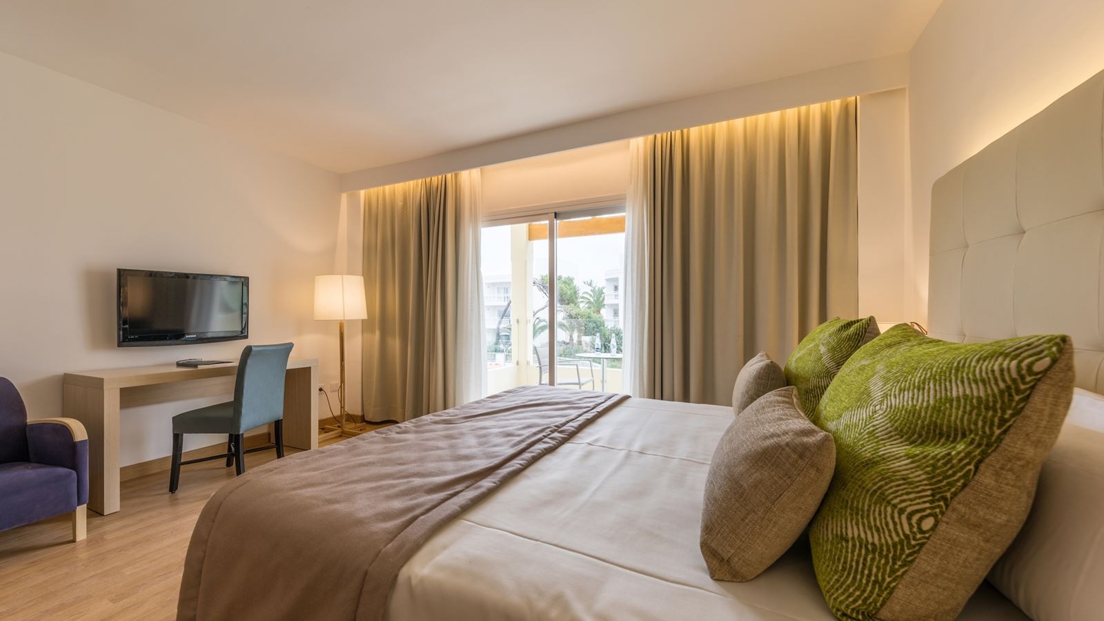 rooms-1-bedroom-suite-balcony-or-terrace