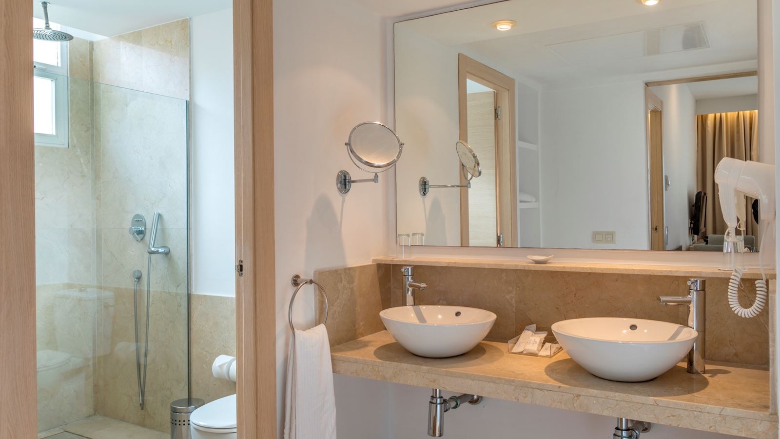 rooms-1-bedroom-suite-balcony-or-terrace